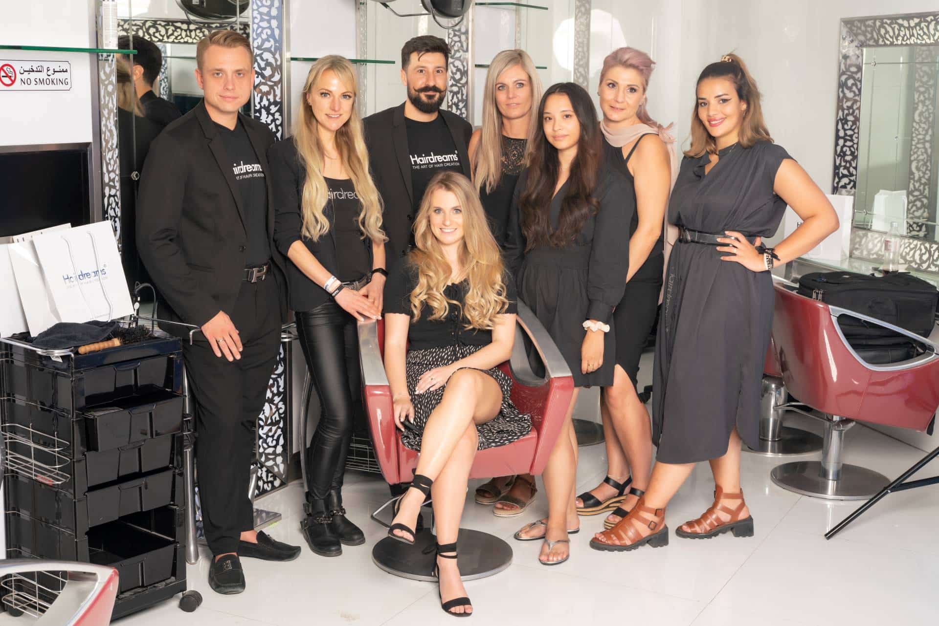 Gruppenfoto von der glücklichen Gewinnerin, den FriseurInnen und dem Hairdreams-Team im Salon in Dubai