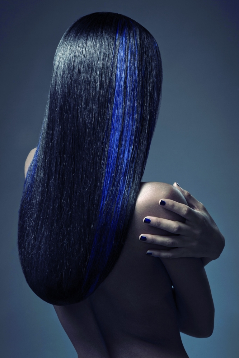 Mujer con el pelo azul
