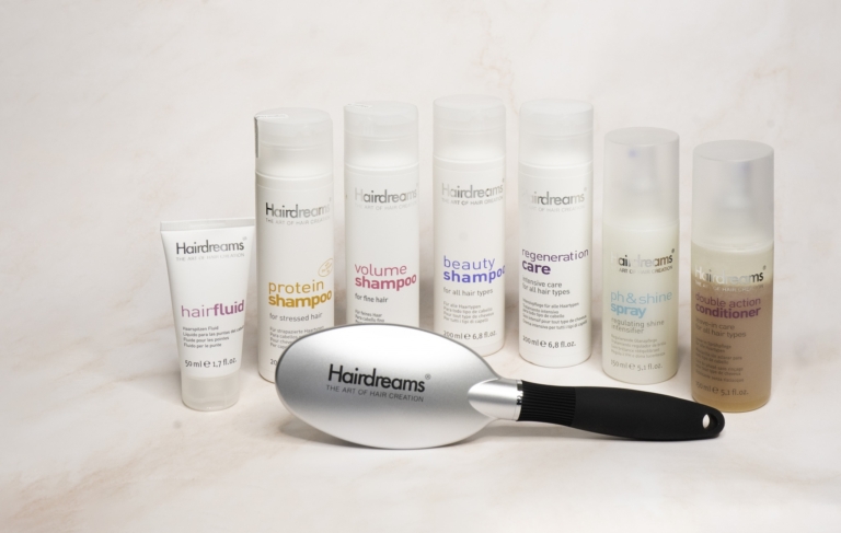 Tutti i prodotti Hairdreams, compresa la spazzola Hairdreams, in un'unica foto