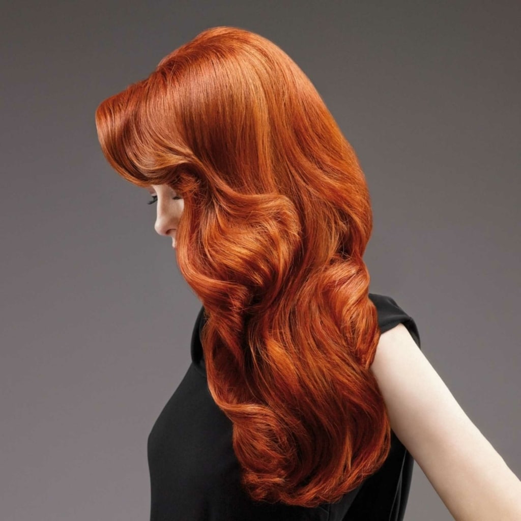 Pelo rojo fuerte con extensión de pelo de Hairdreams en una mujer