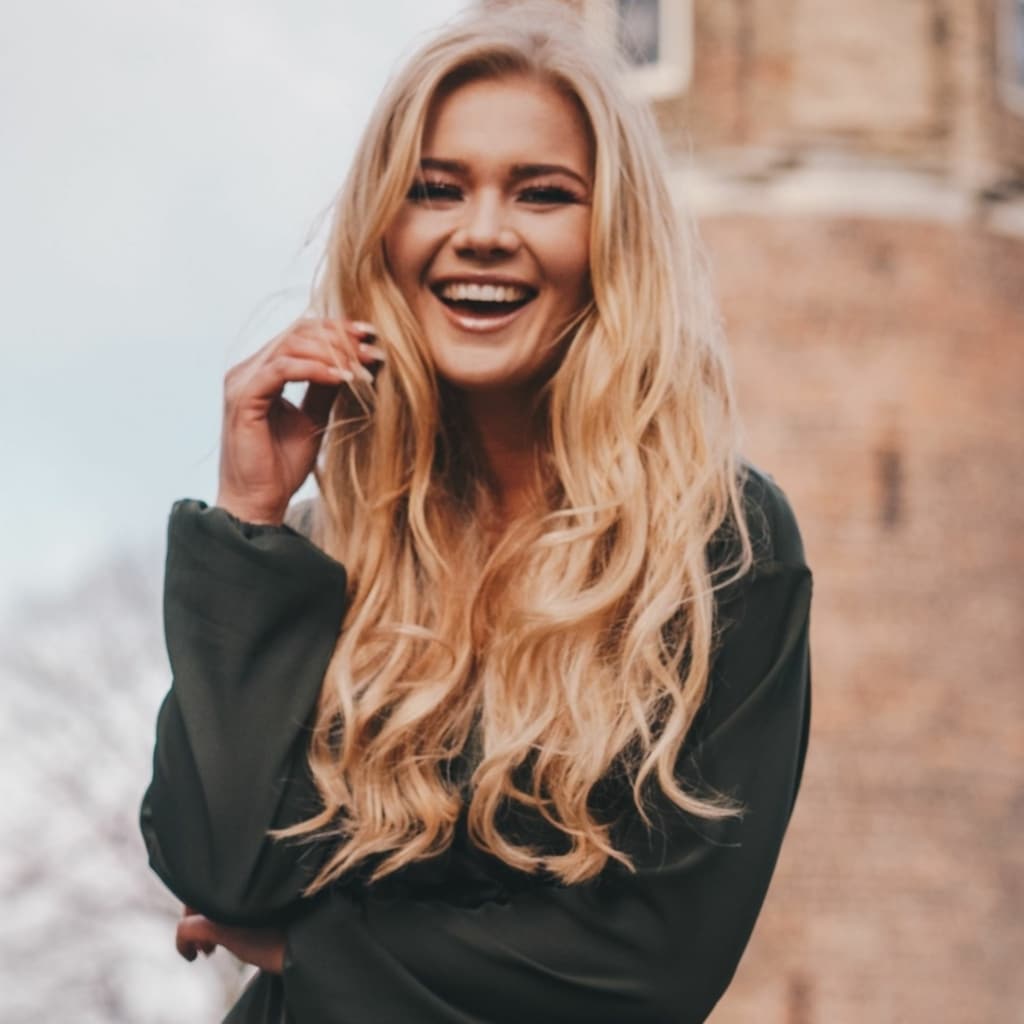 Young woman with blonde hair and hair extension from Hairdreams