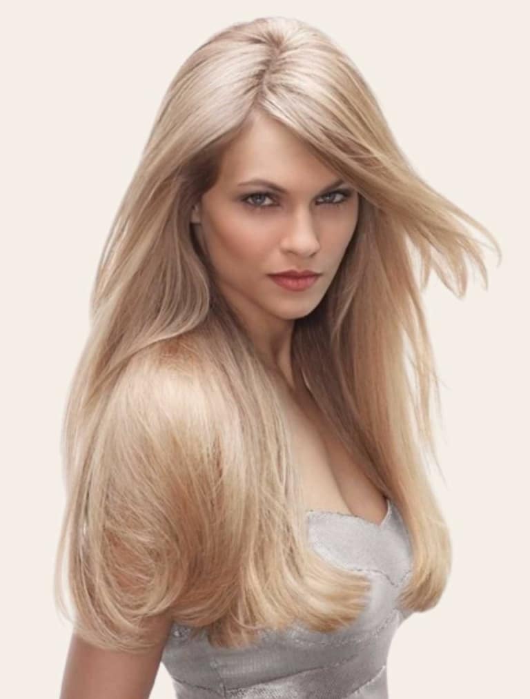 Frau mit langem, dichtem, blondem Haar mit Hairdreams Haarverlängerung