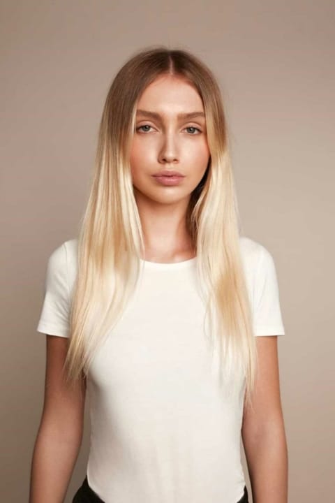 Vorher-Bild einer Haarverlängerung mit Hairdreams Bonding-Extensions bei einer Frau mit blonden Haaren