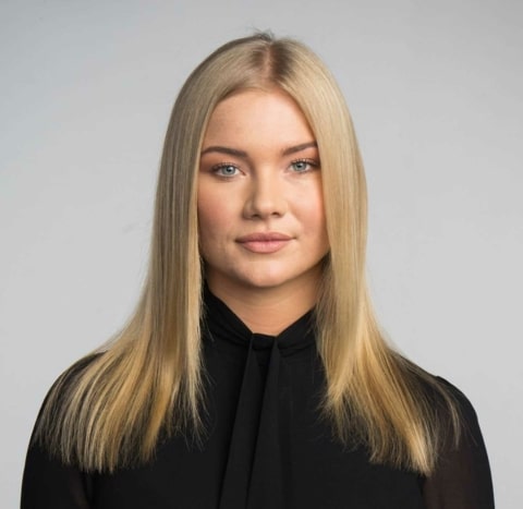 Vor einer Haarverlängerung mit Bonding-Extensions für einer Frau mit blonden Haaren