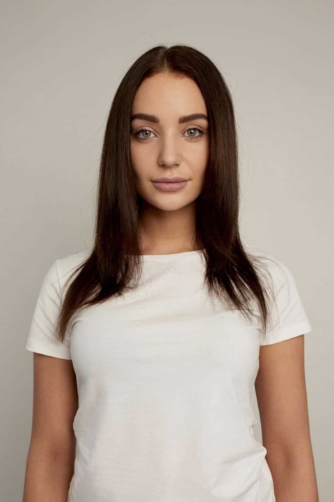 Woman with brown hair before hair extension with Hairdreams