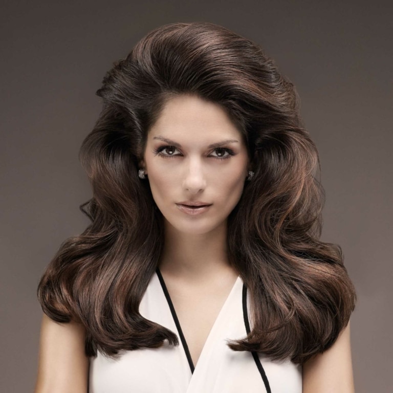 Infoltimento dei capelli per una donna con capelli lunghi castano scuro