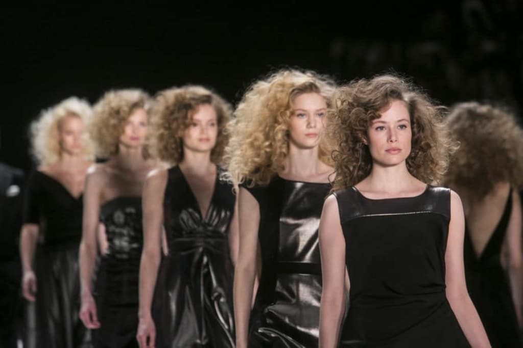 Models präsentieren Haare bei der Mercedes Benz Show