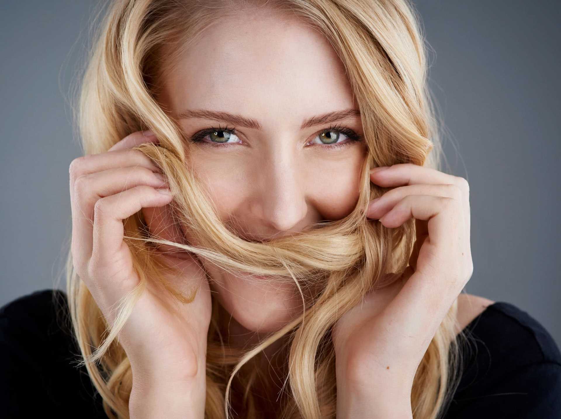 Frau mit langen blonden Haaren