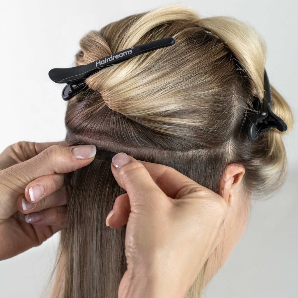 Aplicación de las extensiones Quikkies Tape de Hairdreams en un look balayage