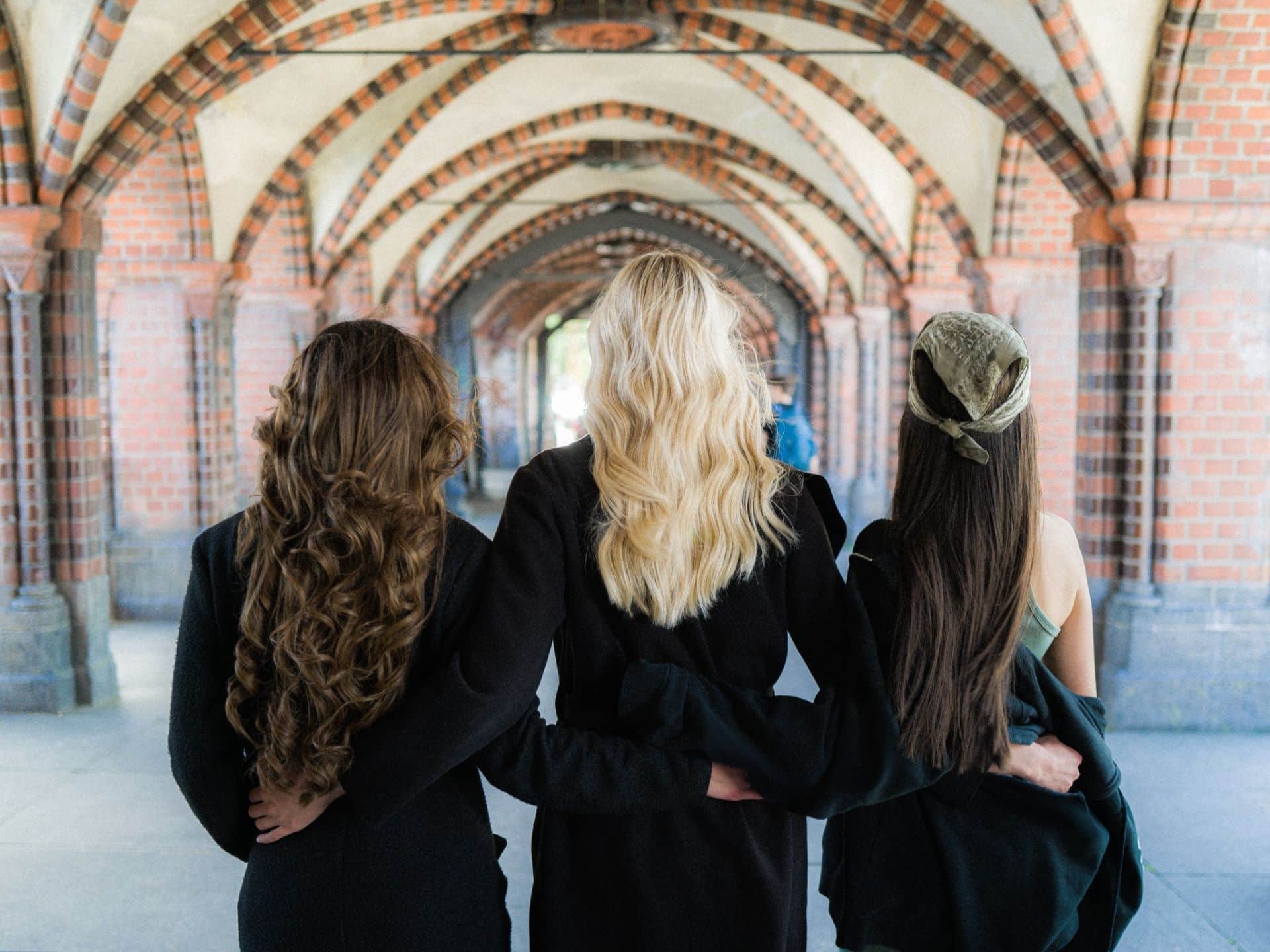 drei Frauen mit Haarverlängerung von Hairdreams in verschiedenen Haarfarben