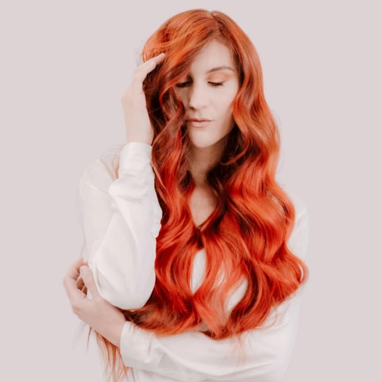 Mujer con pelo largo y rojo