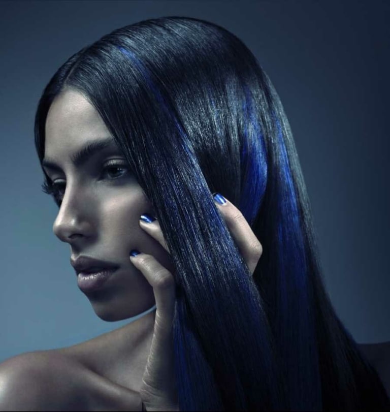 Mujer con extensión de pelo azul oscuro