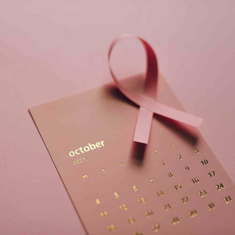 Kalenderblatt mit dem Monat Oktober und der Pink-Ribbon-Schleife.